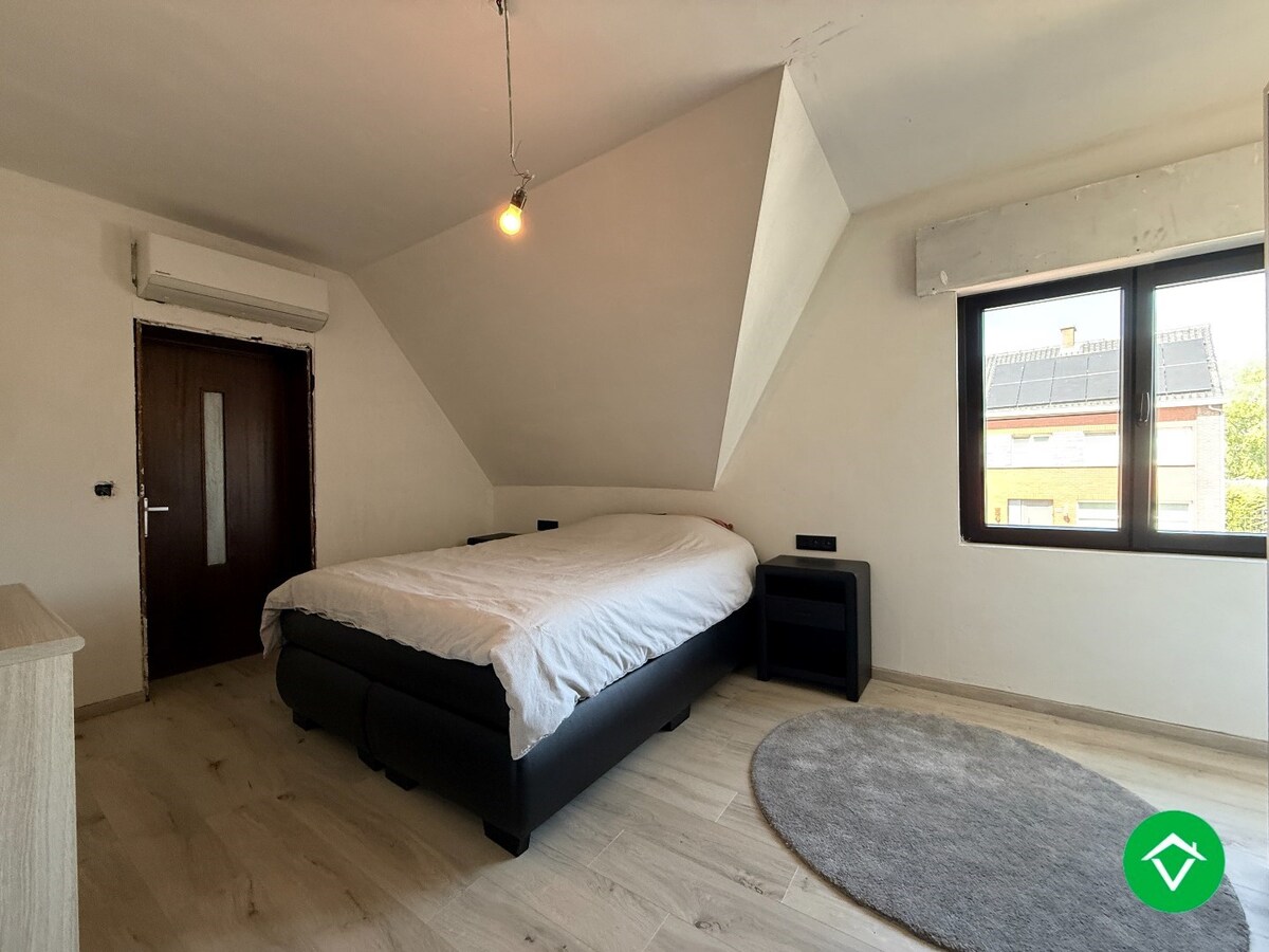 Charmante woning met twee slaapkamers, diepe tuin en ruime garage 