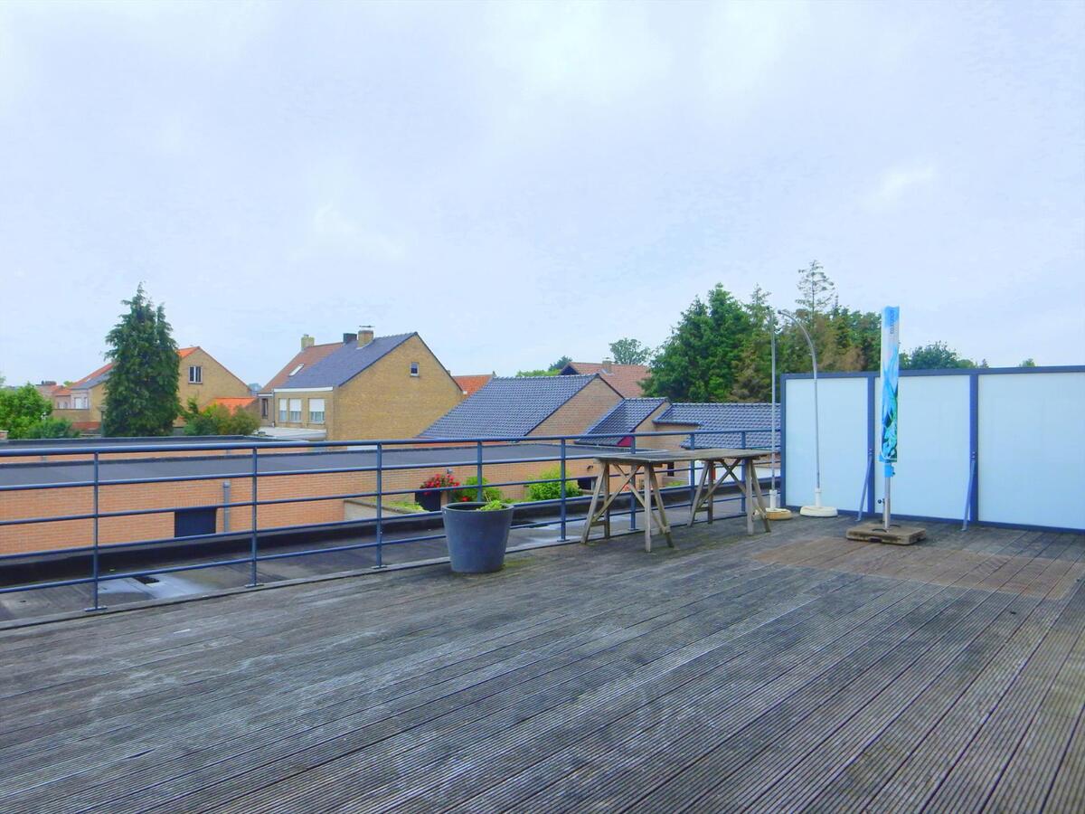 Lichtrijk appartement met groot terras en garagebox 