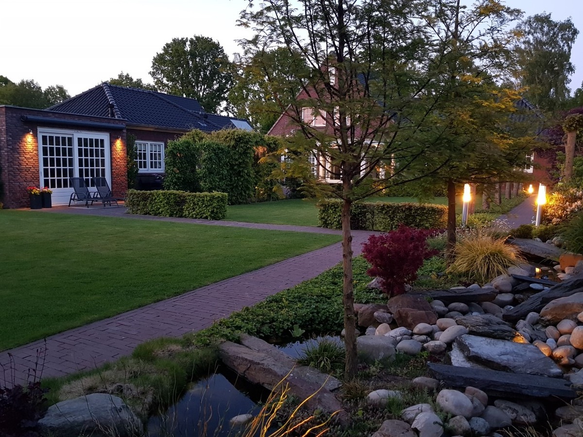 Luxe afgewerkt landhuis met gastenverblijf op een mooie locatie nabij het centrum van Hulsel gelegen op een perceel van 1264 M². 