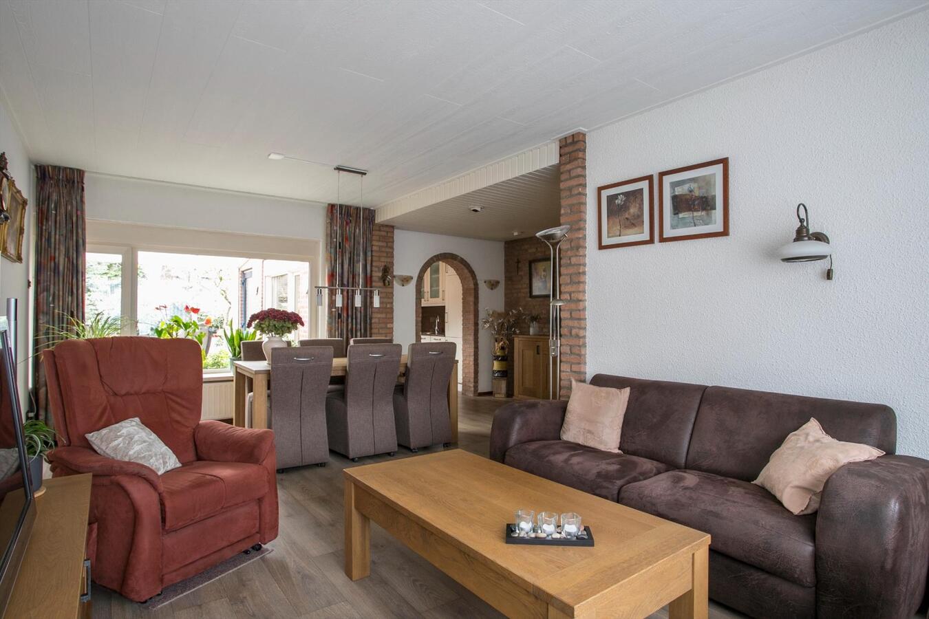 Nette 2-kapper met 4 slaapkamers en privacy biedende tuin gelegen op 346 m² ondergrond. 