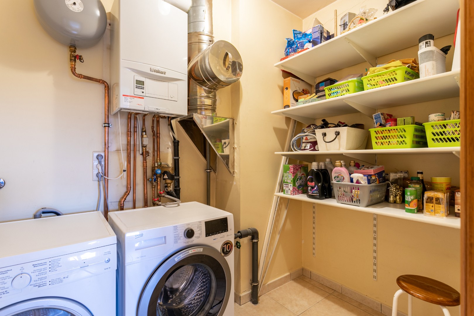 Instapklaar gelijkvloers appartement met 2 slaapkamers, garagebox en ruim terras (35 m²) aan TOP ligging in Halle 