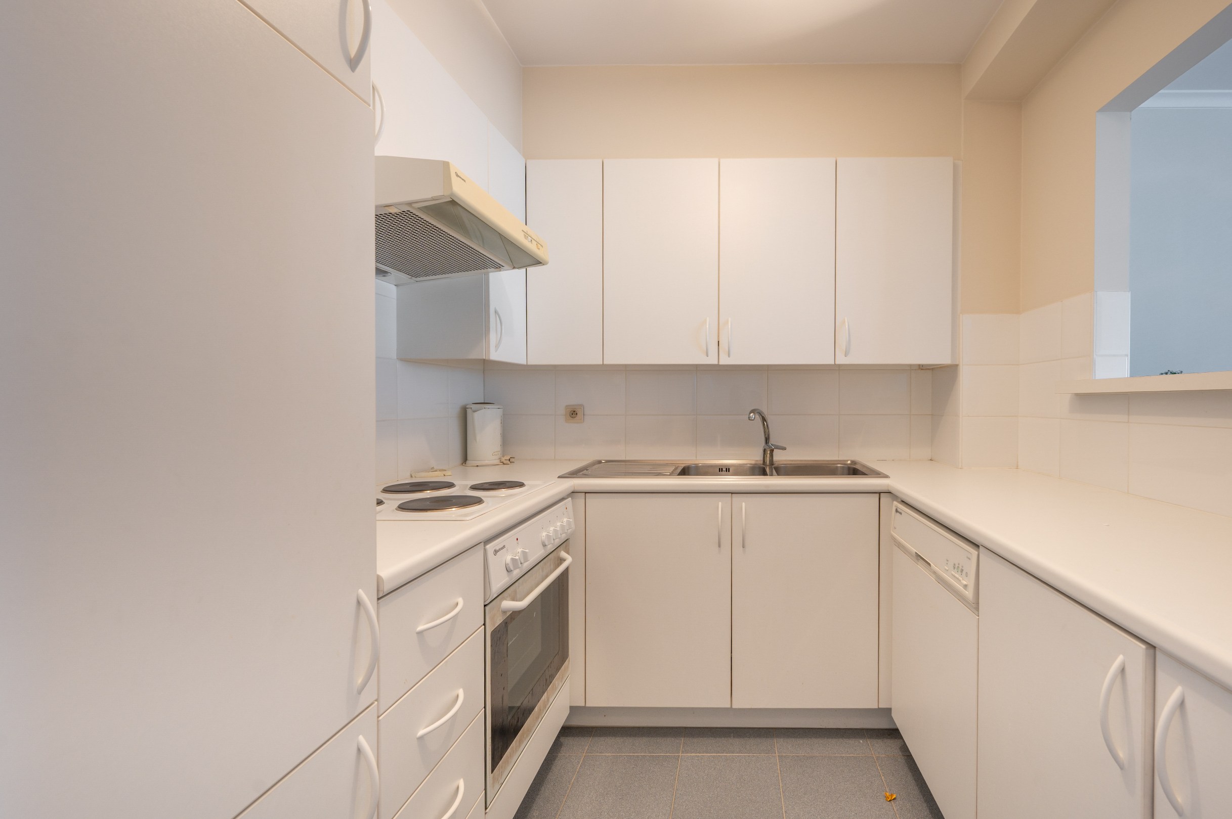 Op te frissen appartement met 2 slaapkamers te koop in het centrum van Knokke 