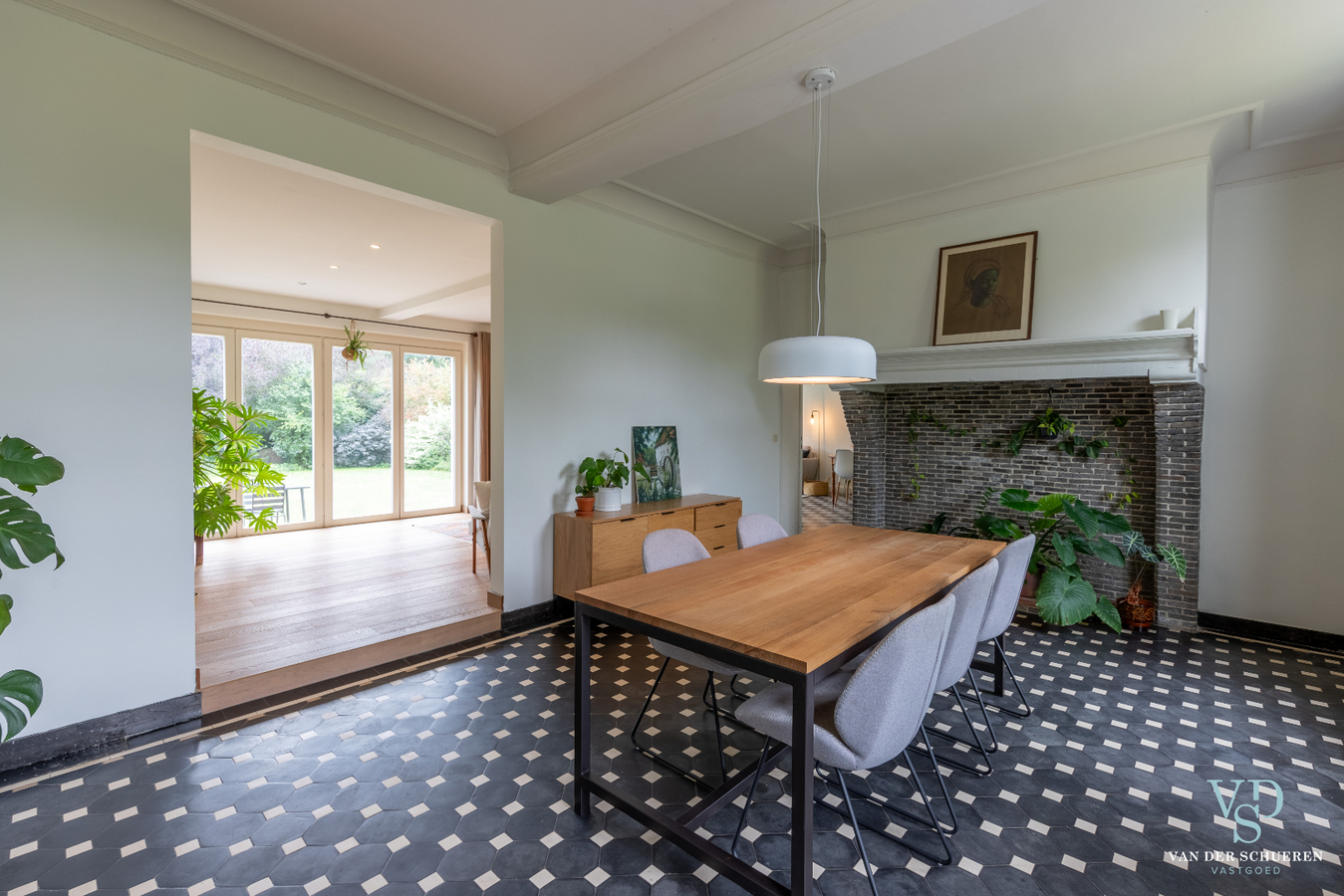 Authentiek landhuis met 5 ruime slaapkamers én gelijkvloers bureau. 