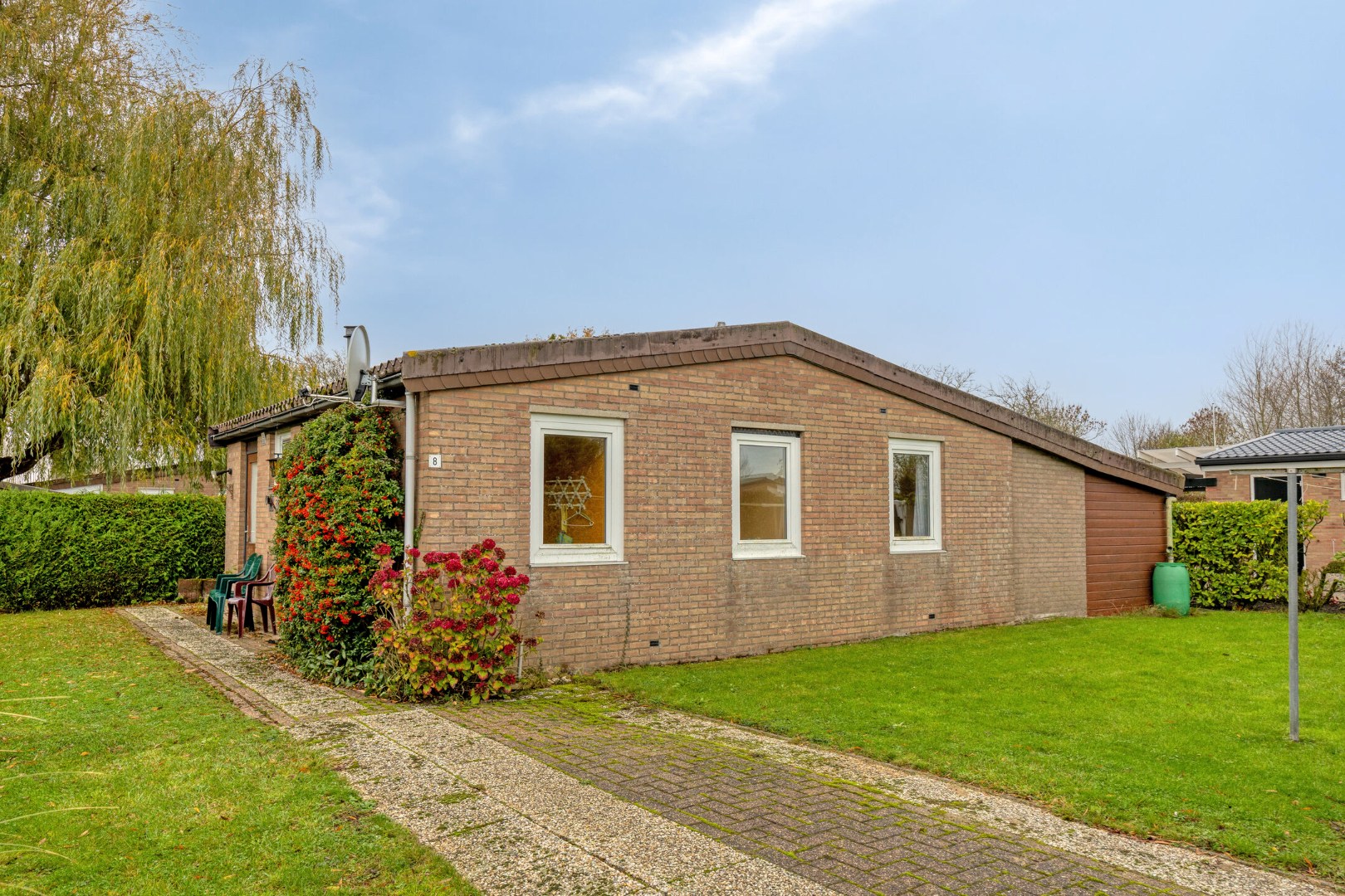 Rustig gelegen vrijstaande bungalow op steenworp afstand van jachthaven en Veerse Meer, deze woning dient gemoderniseerd te worden maar biedt vele mogelijkheden. 