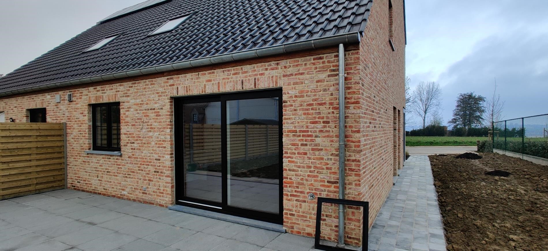 Nieuwbouwwoning met 4 slaapkamers en tuin 