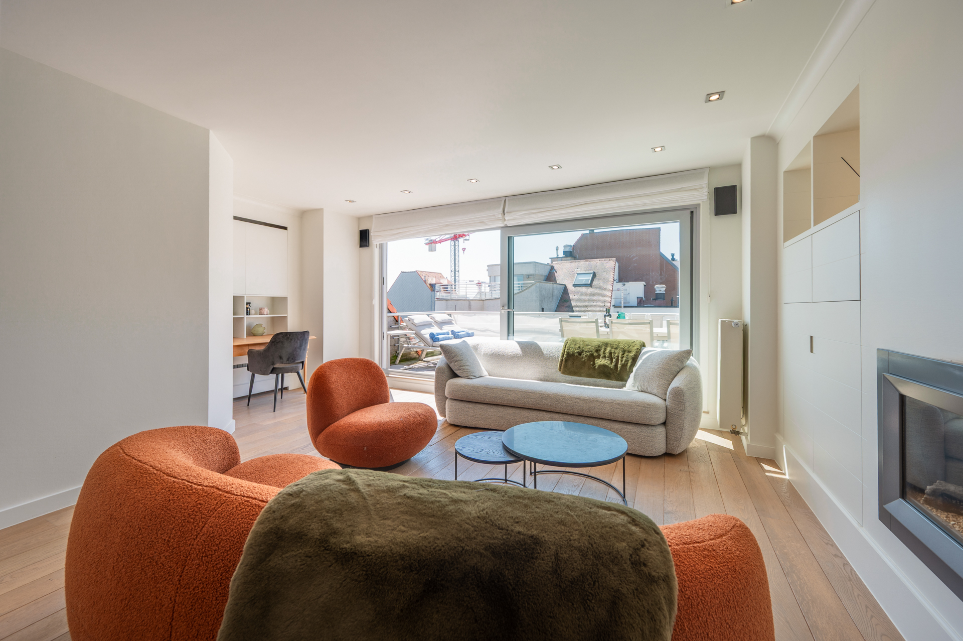 Exclusif duplex penthouse avec 3 chambres et terrasse ensoleillée, situé dans un emplacement de choix près de la place Rubens et de la mer. 