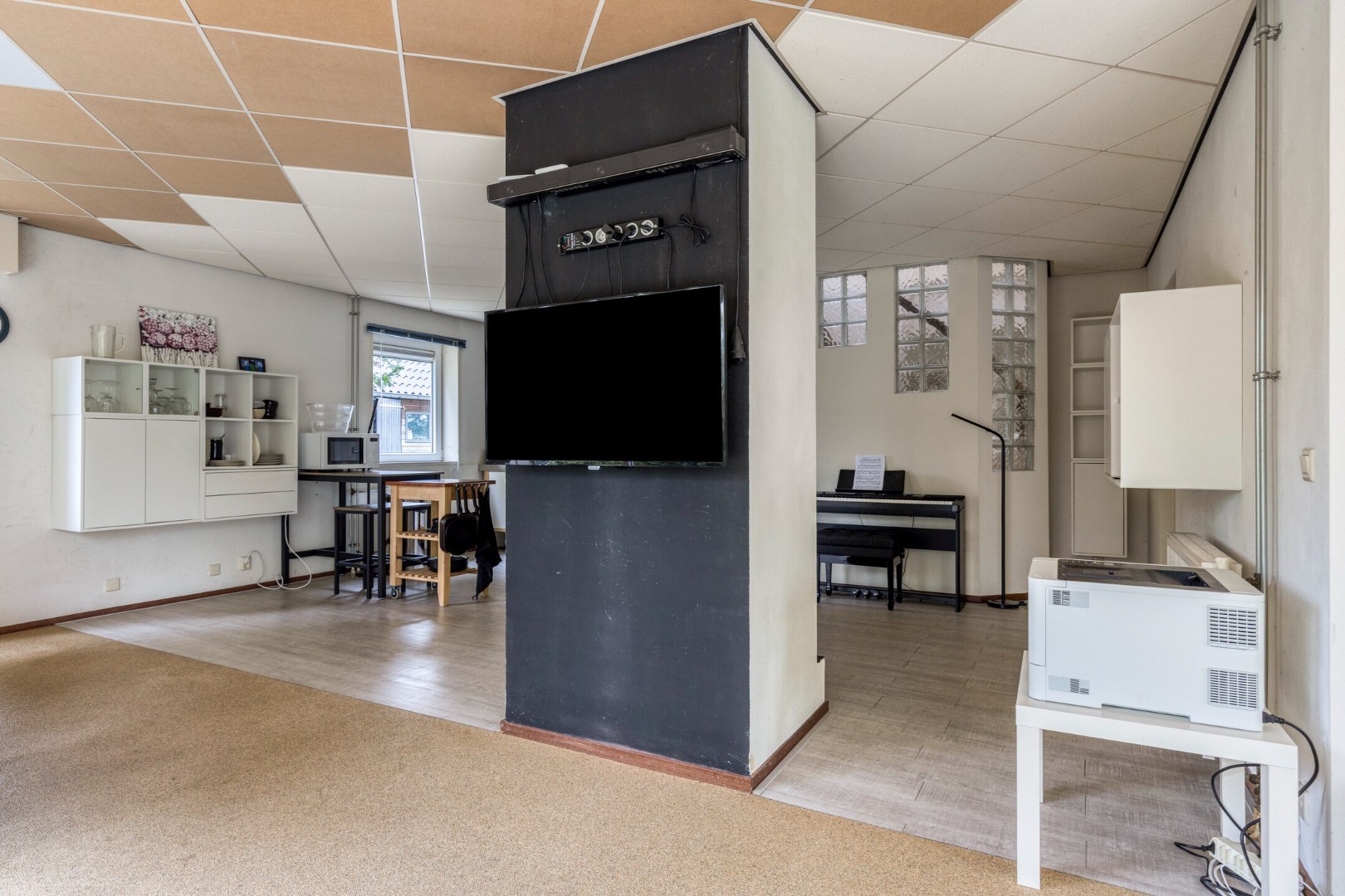 T.A. Makelaardij biedt aan: Populierenlaan 2 te Kamperland. Op loopafstand (ca. 200m.) van het Veerse Meer staat deze rustig gelegen vrijstaande woning op een royaal perceel (860m2) aan een doodlopend 