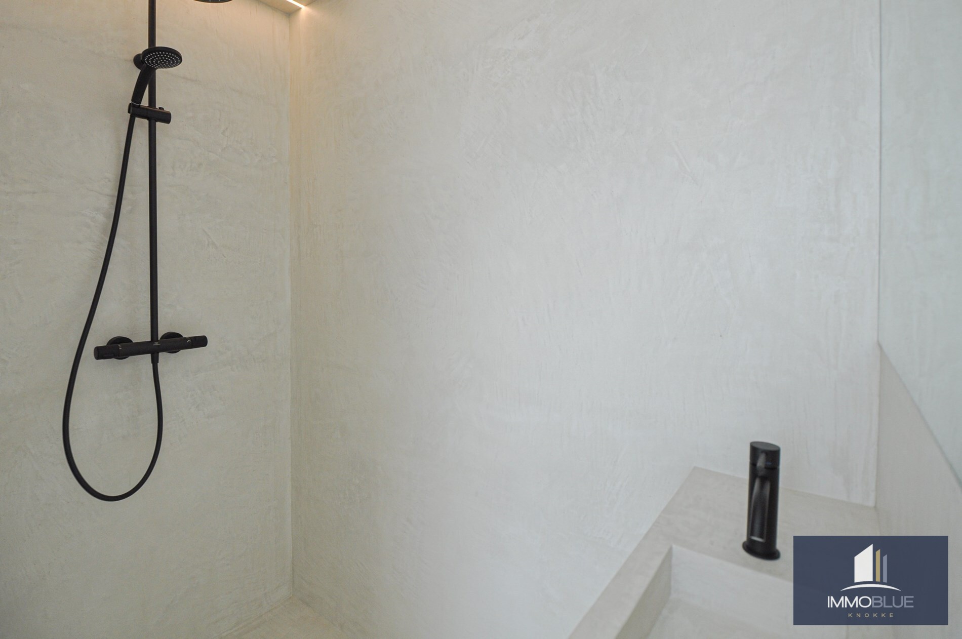 Appartement entièrement rénové avec une grande terrasse ensoleillée. 