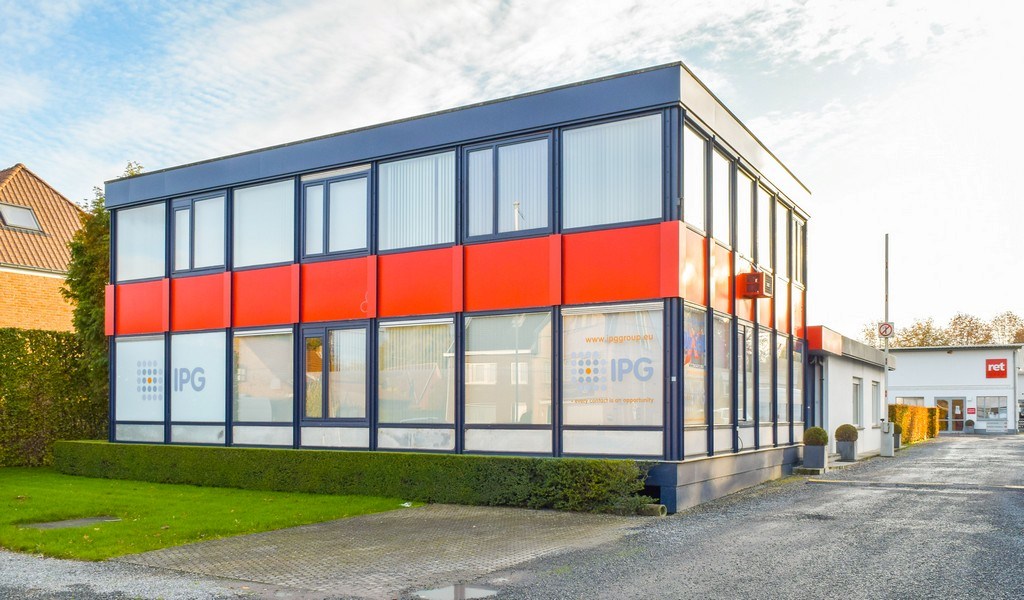 Ingedeelde kantoorruimte te huur vlakbij R4 en E40 in Drongen