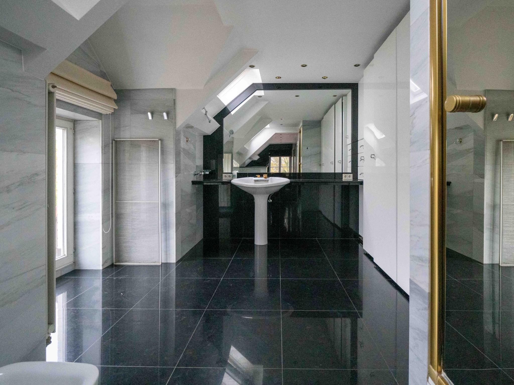 Villa met dubbele garage verscholen in het groen 