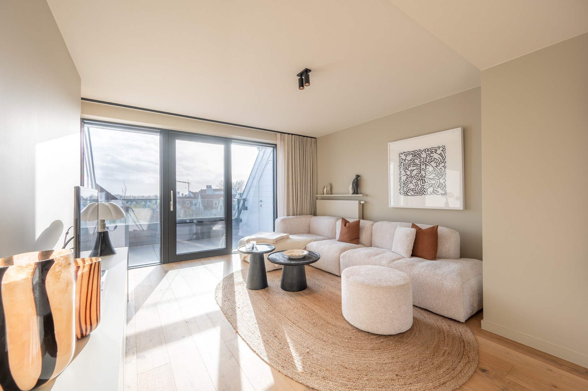 Dit lichtrijke duplexappartement is gelegen in Duinenwater, combineert een praktische indeling met aangename buitenruimtes en een rustige ligging aan het water. 