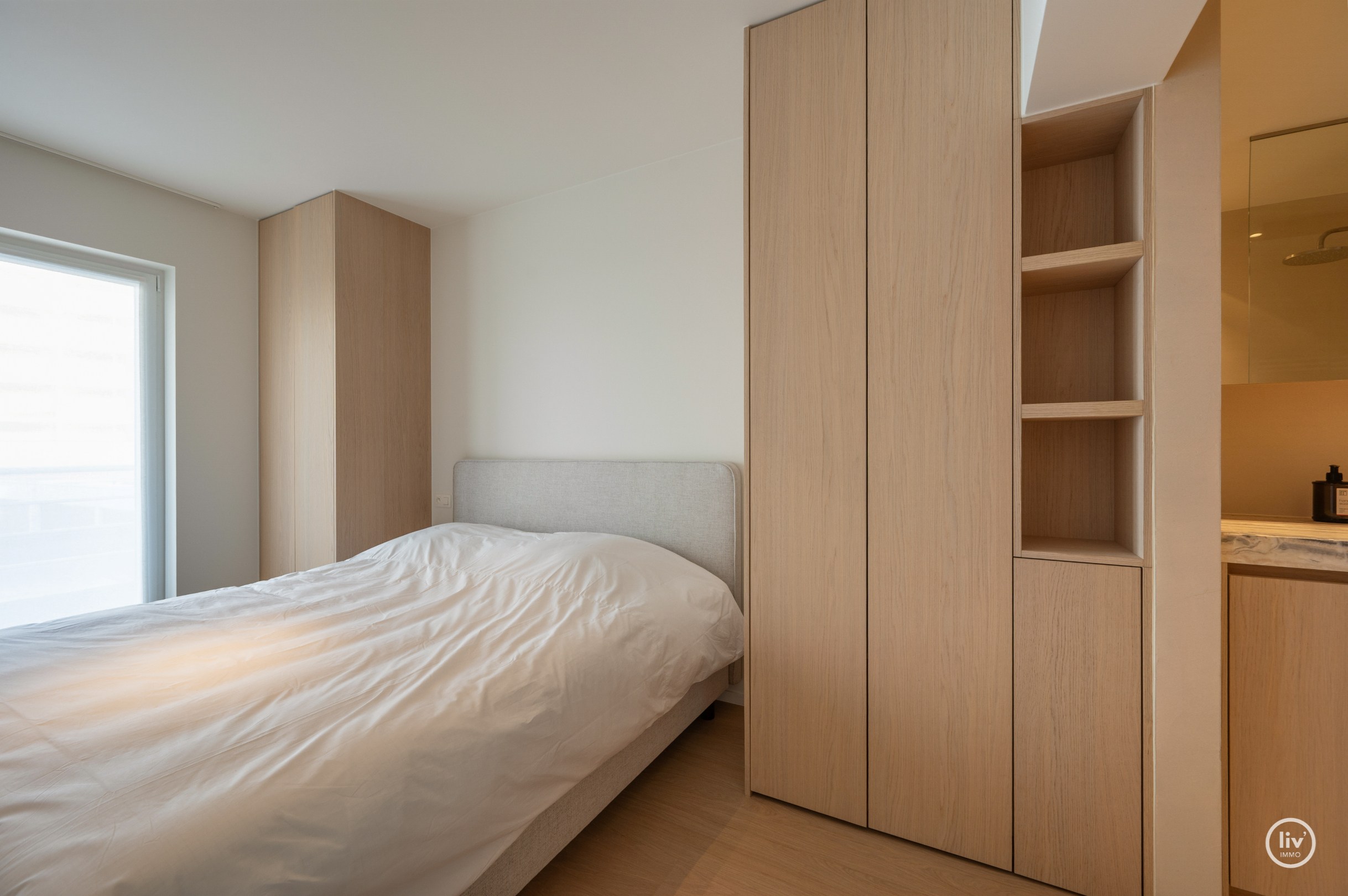 Prachtig gerenoveerd 3 slaapkamerappartement met open zichten gelegen op de Jozef Nellenslaan te Knokke. 