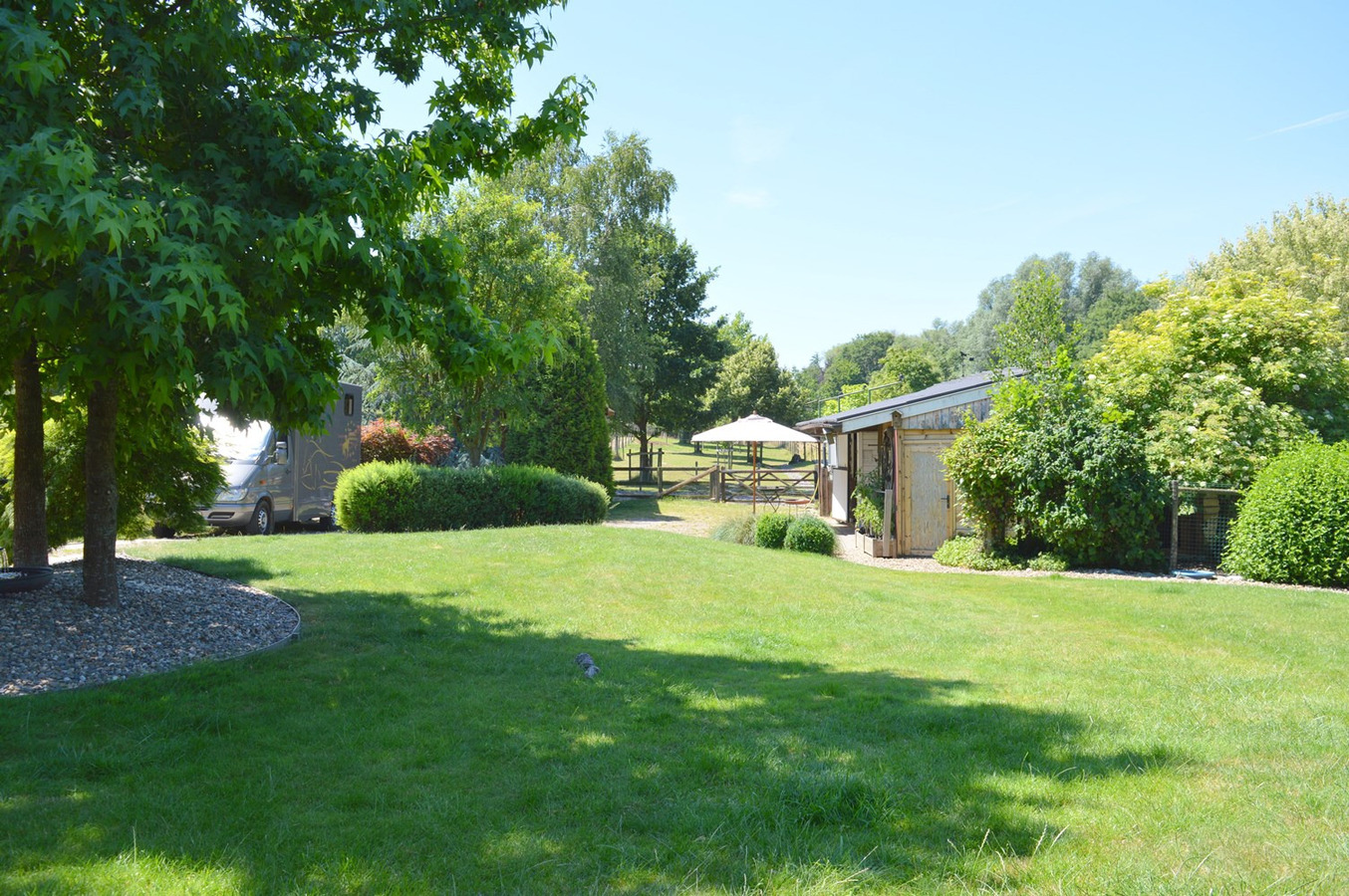 Mooie gezinswoning met stalgebouw en piste op ca. 5400m² te Dworp 