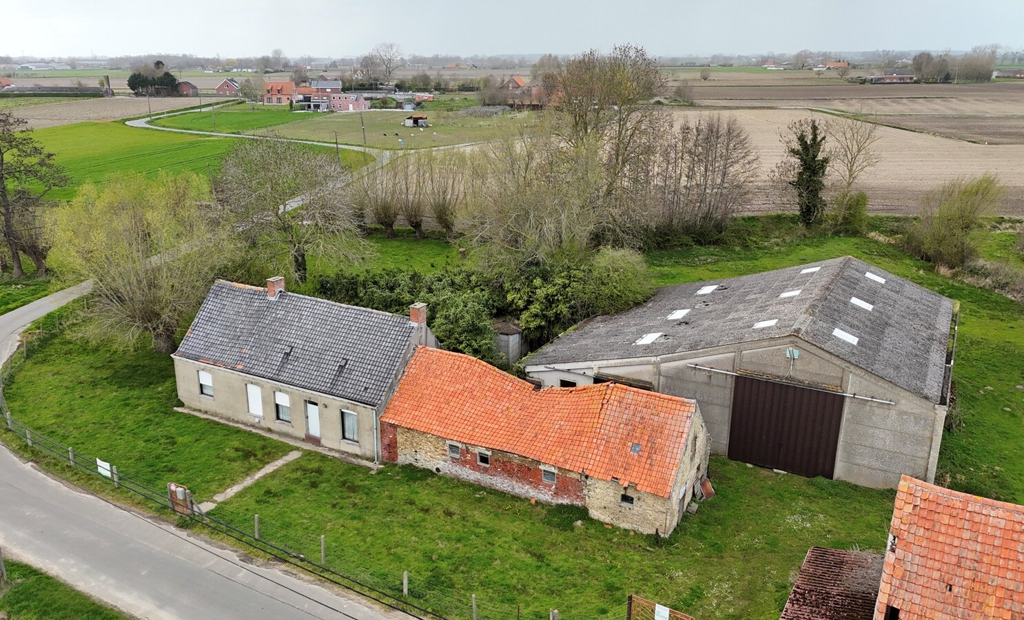 Rustig gelegen alleenstaande woning met loods en schuur te Kortemark 