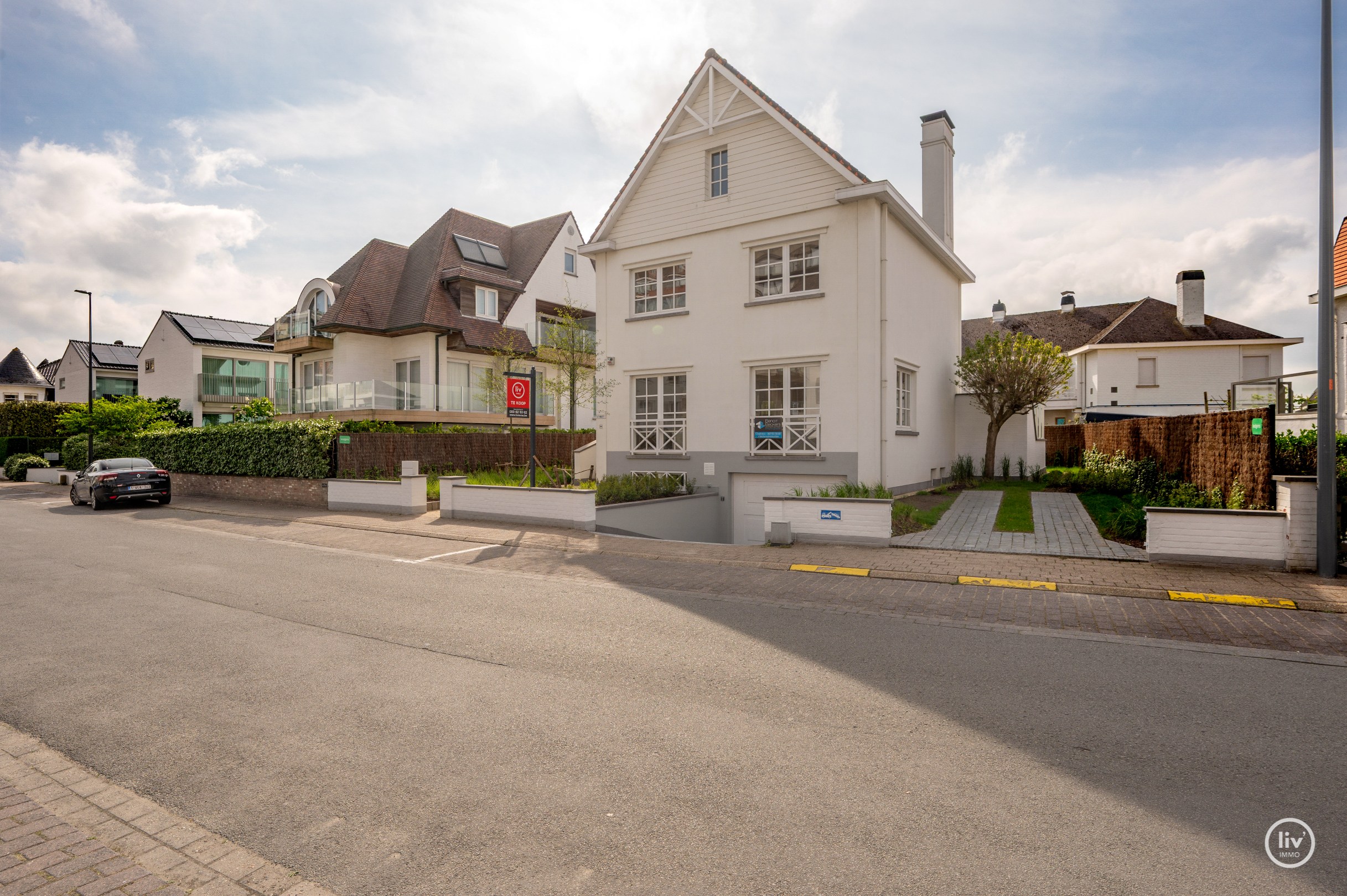 Exclusief gerenoveerde villa op een absolute toplocatie in de Jozef Nellenslaan te Knokke. 