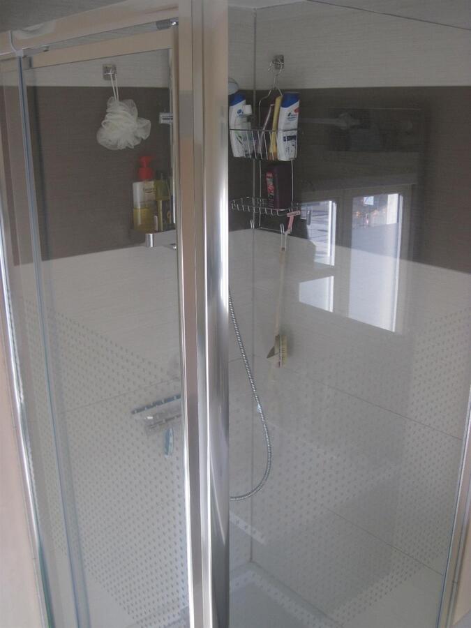 Duplex-appartement (bemeubeld) op unieke liggng. GEEN VASTE KOSTEN. 