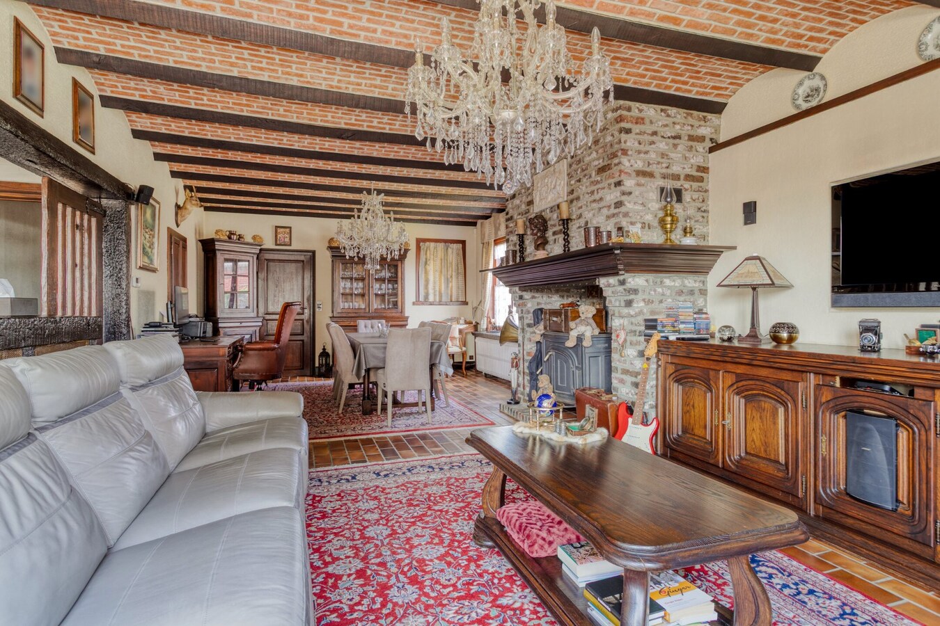 Charmante alleenstaande woning met 5 slaapkamers en ruime tuin (900m2) 