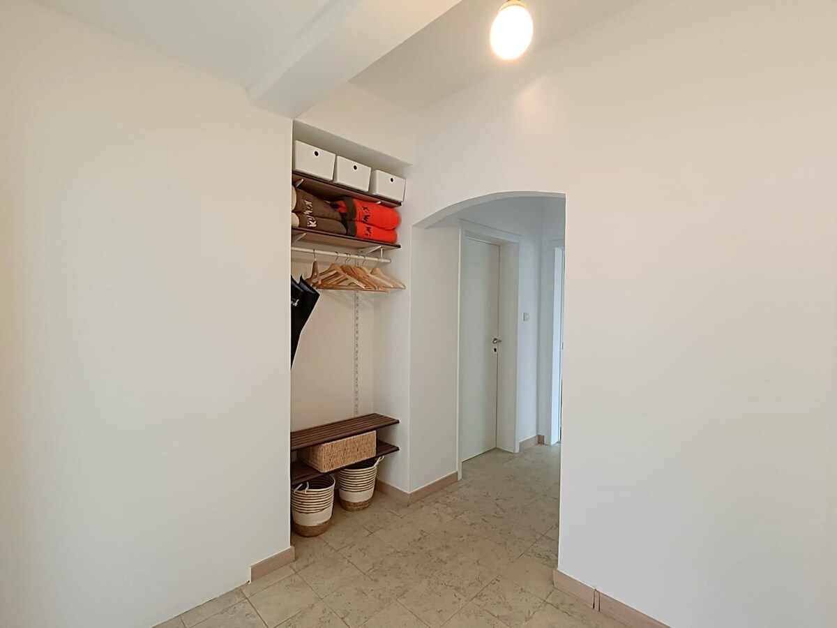 Lichtrijk 2-slaapkamerappartement met terras, garage en extra staanplaats in het centrum van Heist 