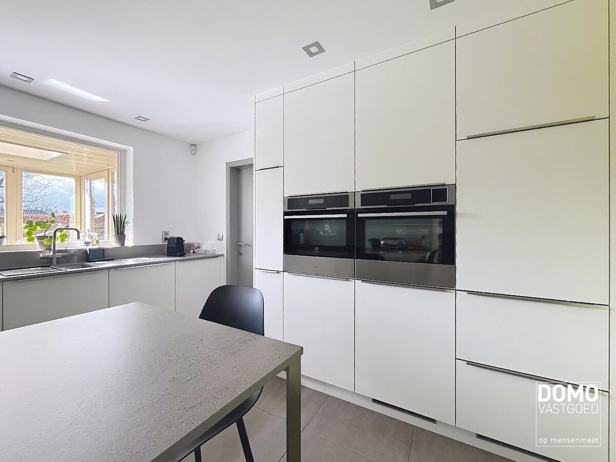 Ruime woning met 4 slaapkamers, groene tuin, terras en inpandige garage 