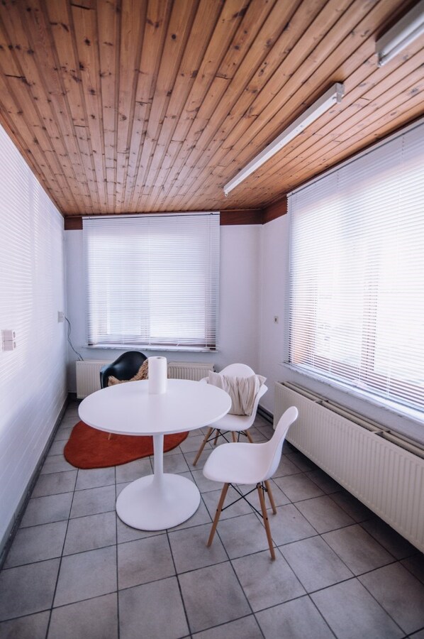 Ruim commercieel pand met parking. Uitstekende ligging nabij station en ziekenhuis. 