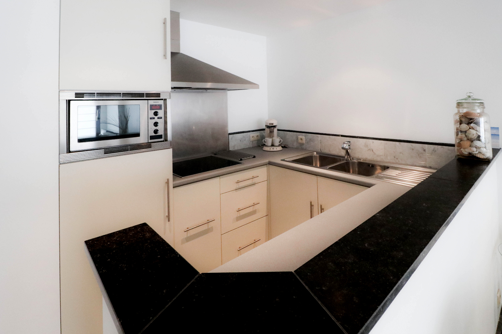 Mooie instapklare studio met zeezicht 