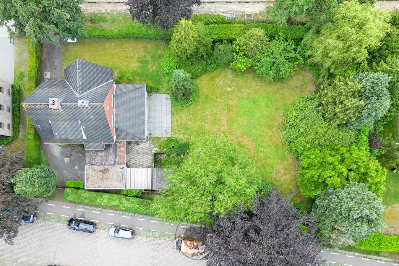 Statige villa met ruime tuin (bouwgrond) te Melle-Merelbeke 
