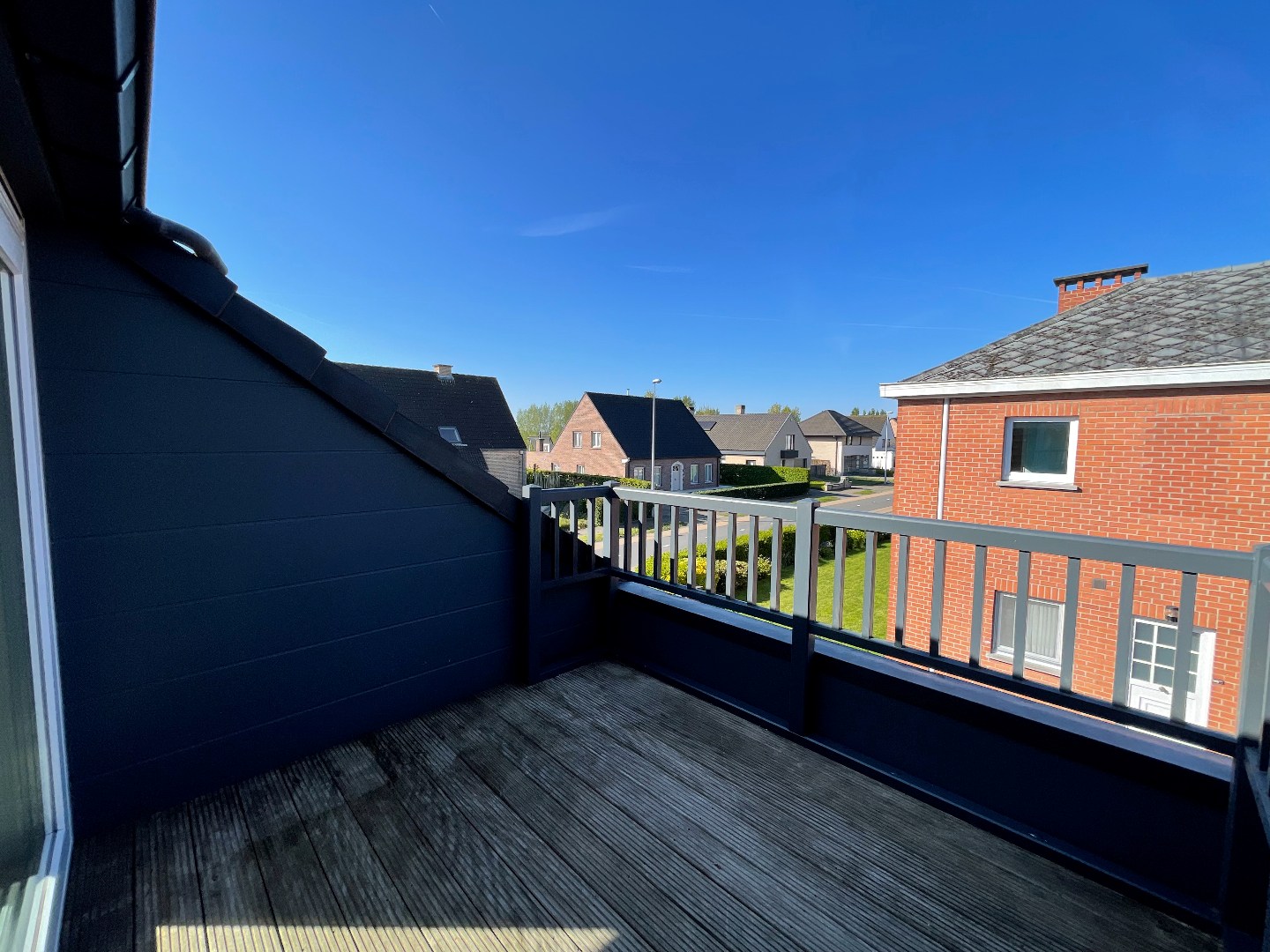 Verzorgd appartement met 2 slaapkamers en garage. 