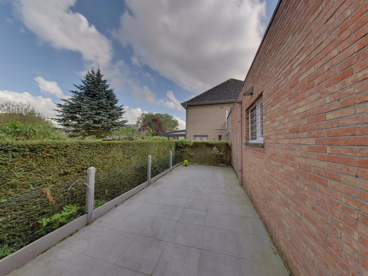 Karaktervolle hoekwoning met 5 slaapkamers en polyvalente handelsruimte 