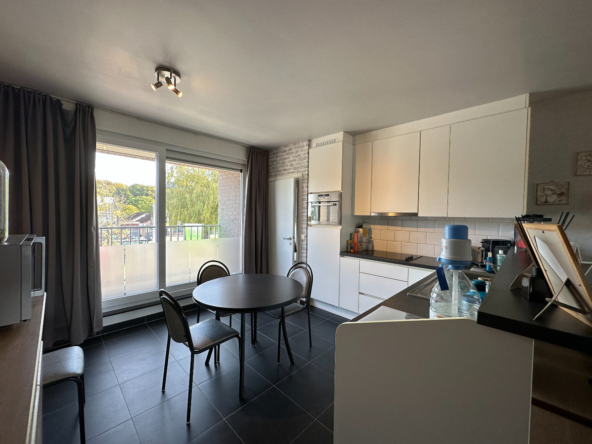 Ruim appartement met twee slaapkamers op de Markt van Houthulst 