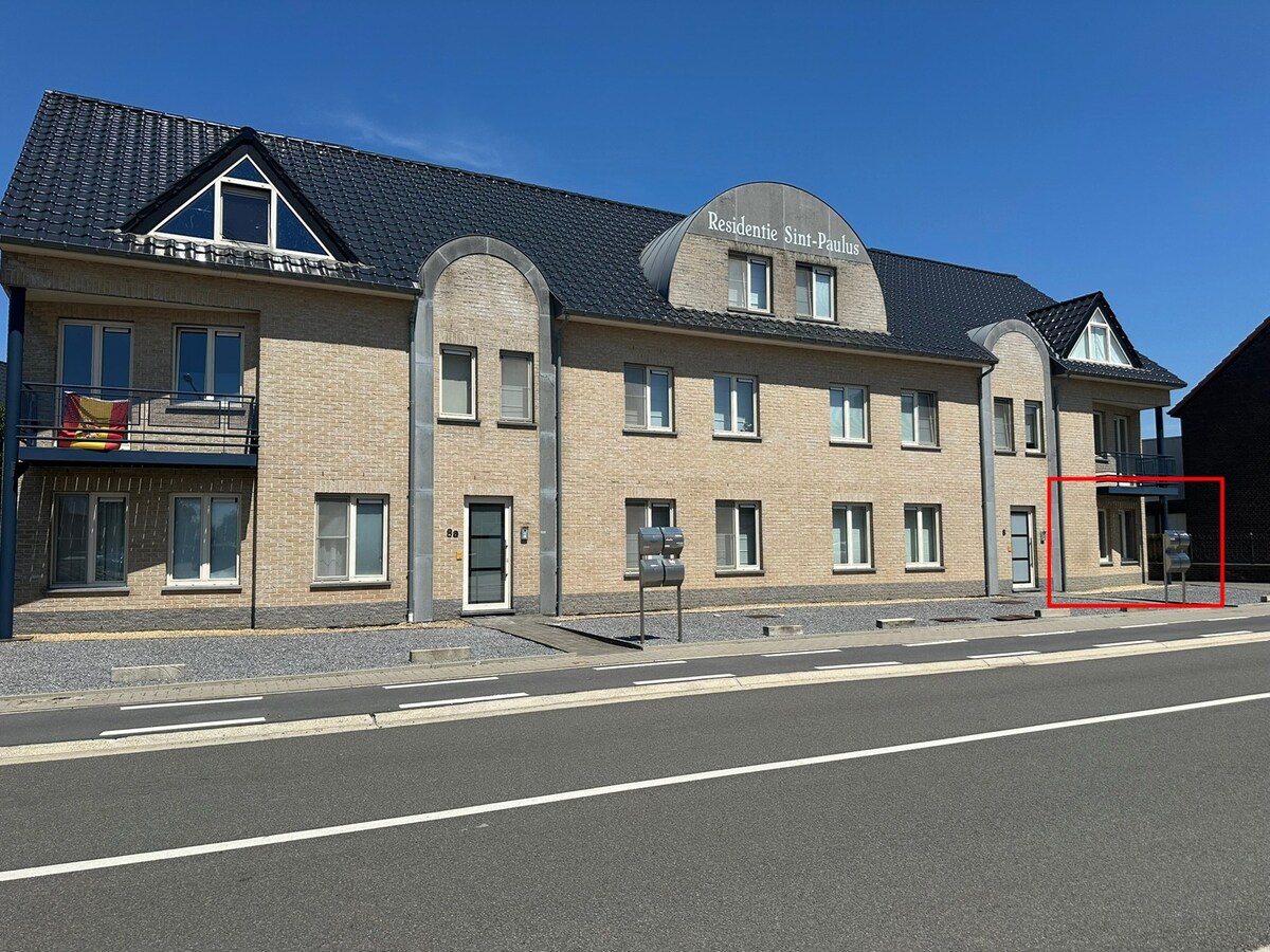 Gelijkvloers 3-gevel appartement met tuintje 
