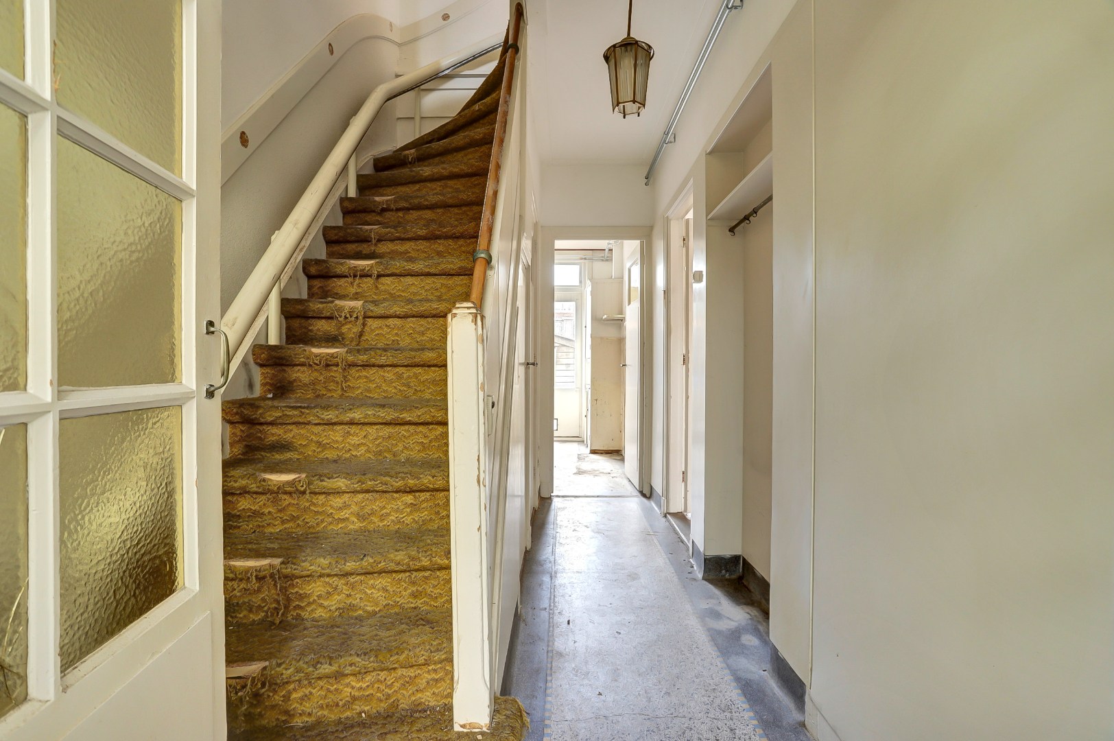 Unieke kans?! Zelf transformeren vanuit de vorige eeuw naar uw eigen hedendaagse smaak, dat kan met deze 5-kamer tussenwoning met 20m diepe tuin! 