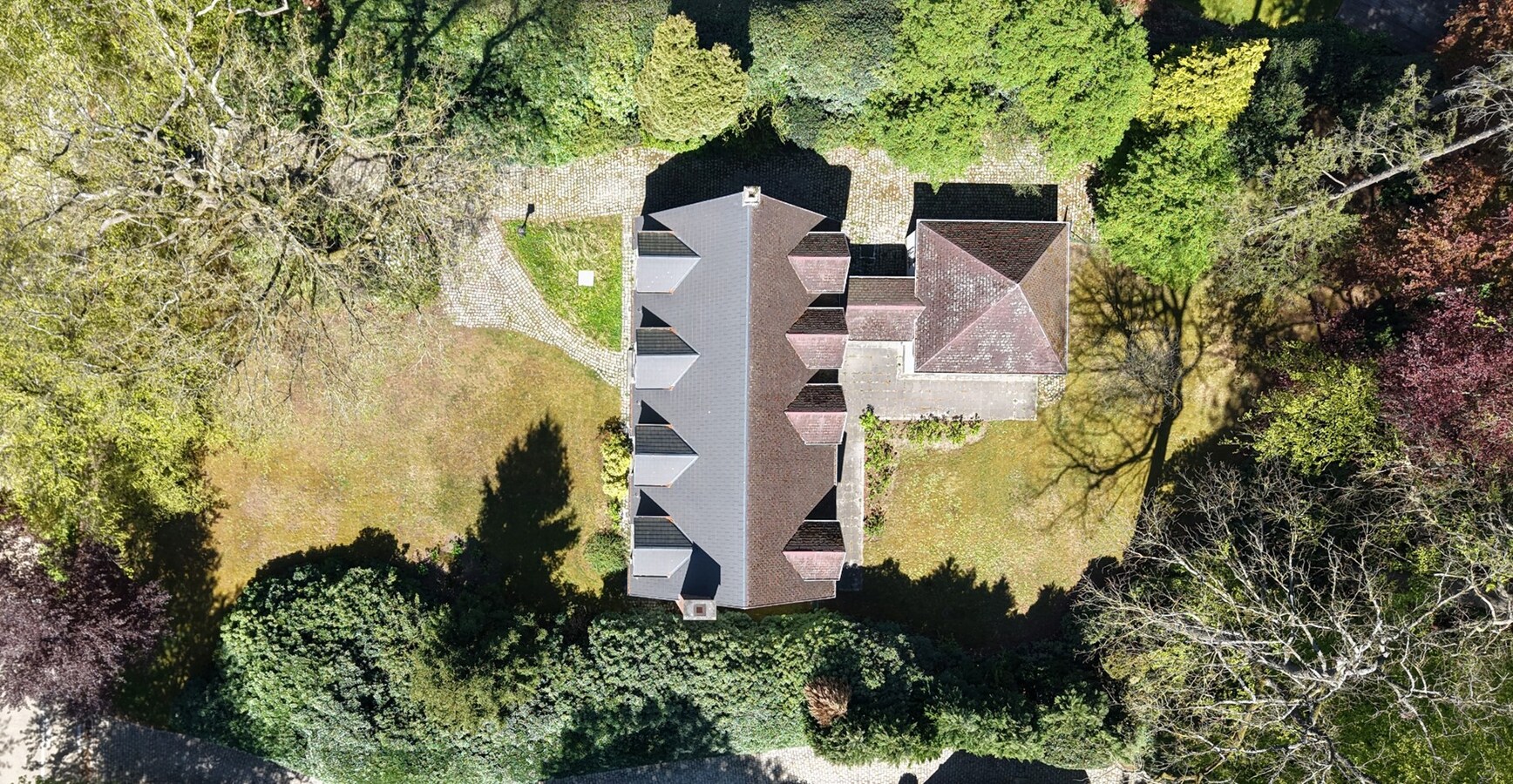 Villa met praktijkruimte en dubbele garage op riant perceel van 2.010 m² te Schoten 