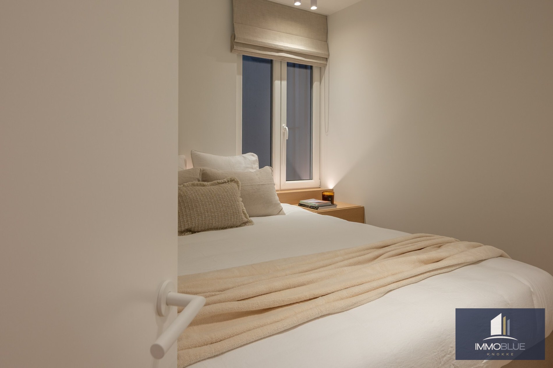 Stijlvol volledig gerenoveerd appartement in een vernieuwde residentie gelegen op een boogscheut van de zee en het commercieel centrum. 