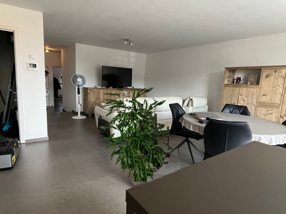 Gerieflijk appartement met 2 slaapkamers in Maasmechelen, gerenoveerd in 2012, EPC B 