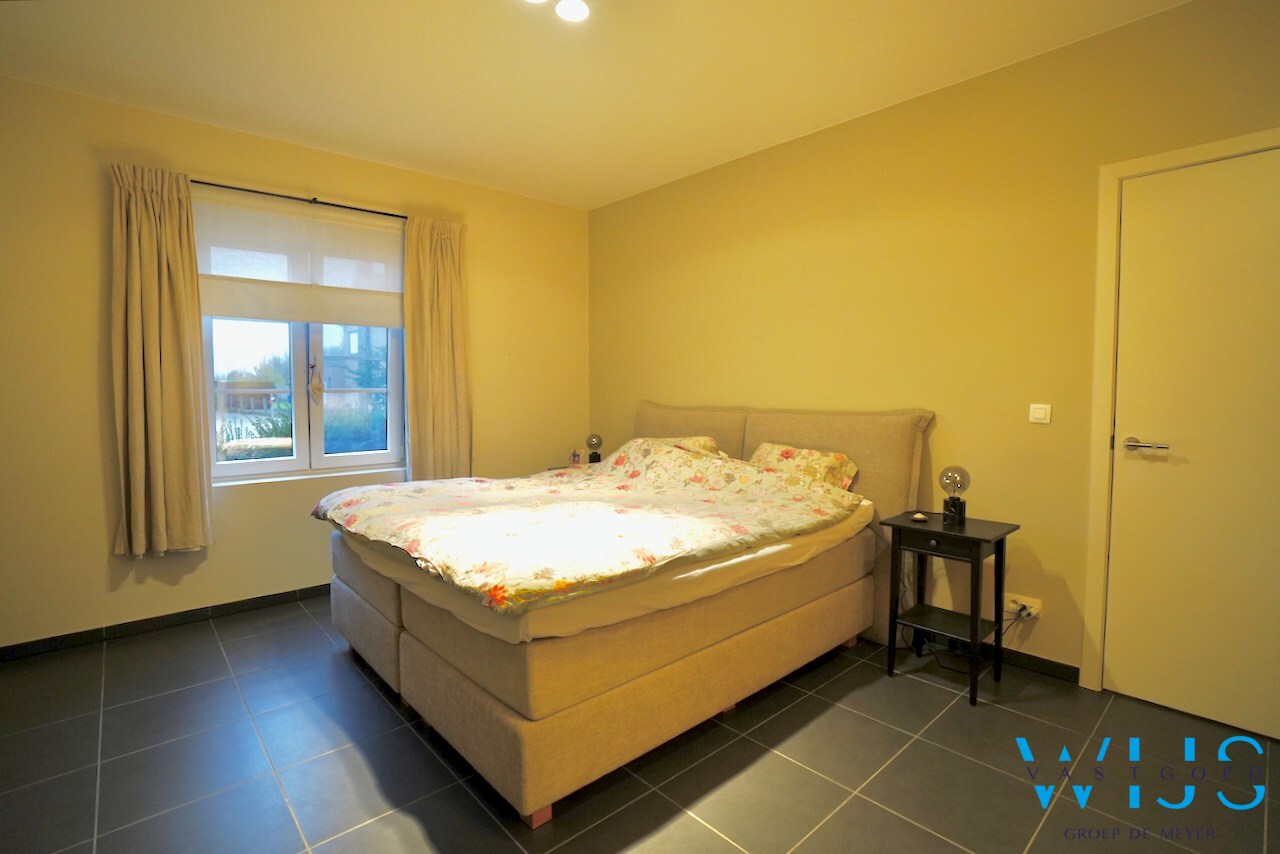 Gelijkvloers appartement met tuin en garage te OOSTEEKLO ! 