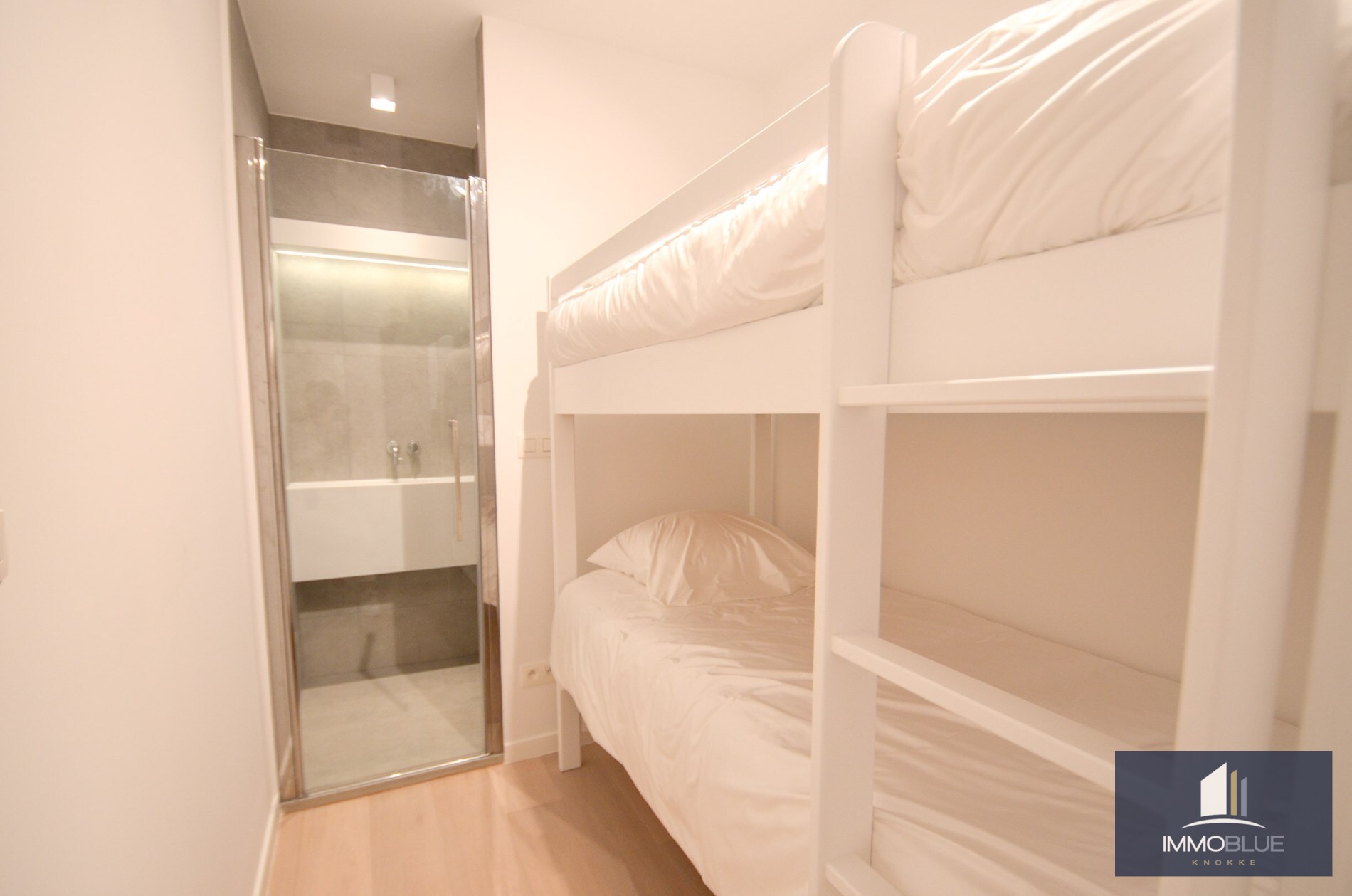 Appartement intemporel, récemment entièrement rénové, avec vue latérale sur la mer, situé au Zoute. 