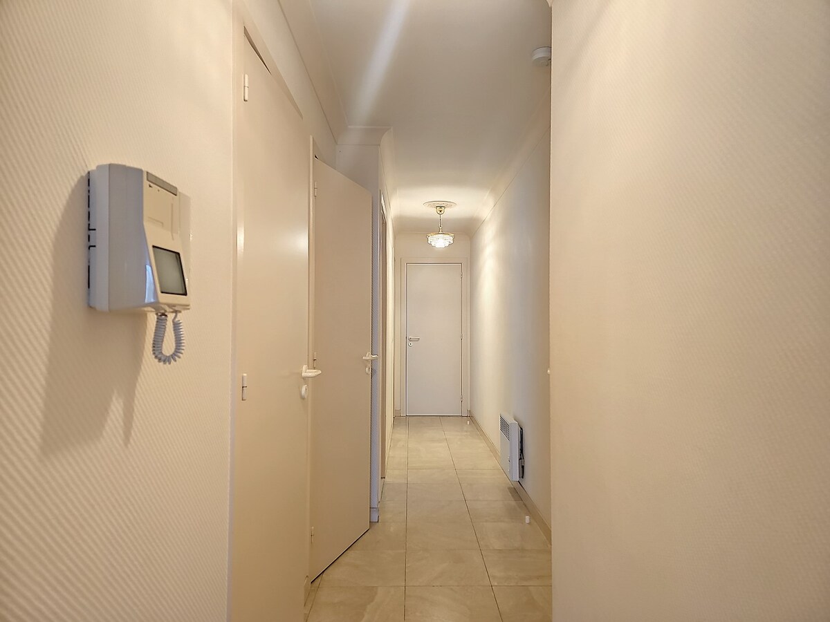 Appartement en angle unique avec une grande terrasse et vue sur la mer ! 