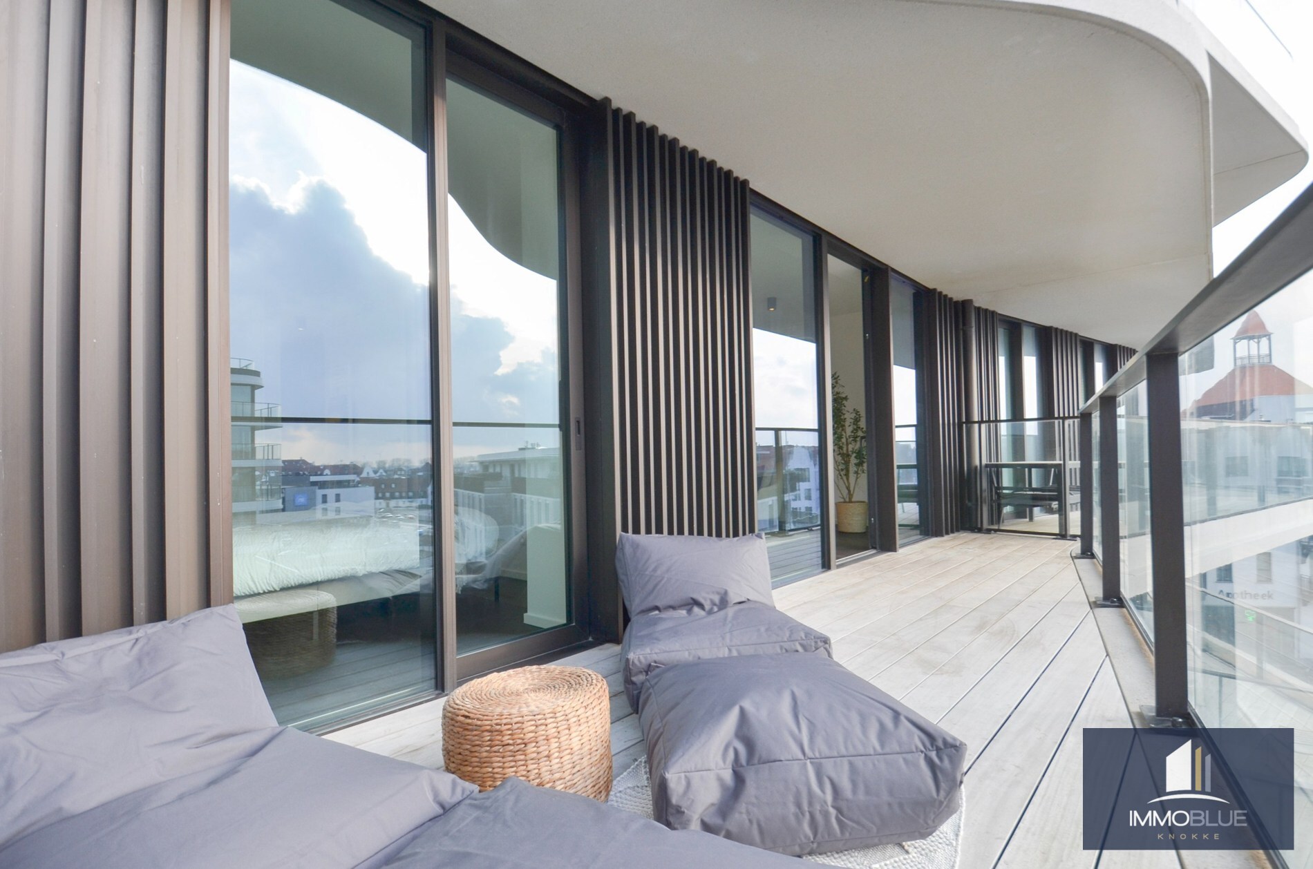 Appartement élégant avec spacieuse terrasse ensoleillée dans la résidence The Tower. 