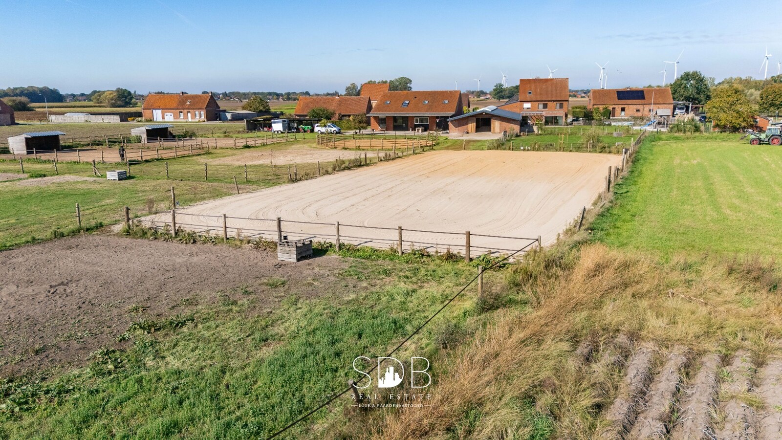 Hedendaagse woning met hippische accommodatie op 17.782m² 