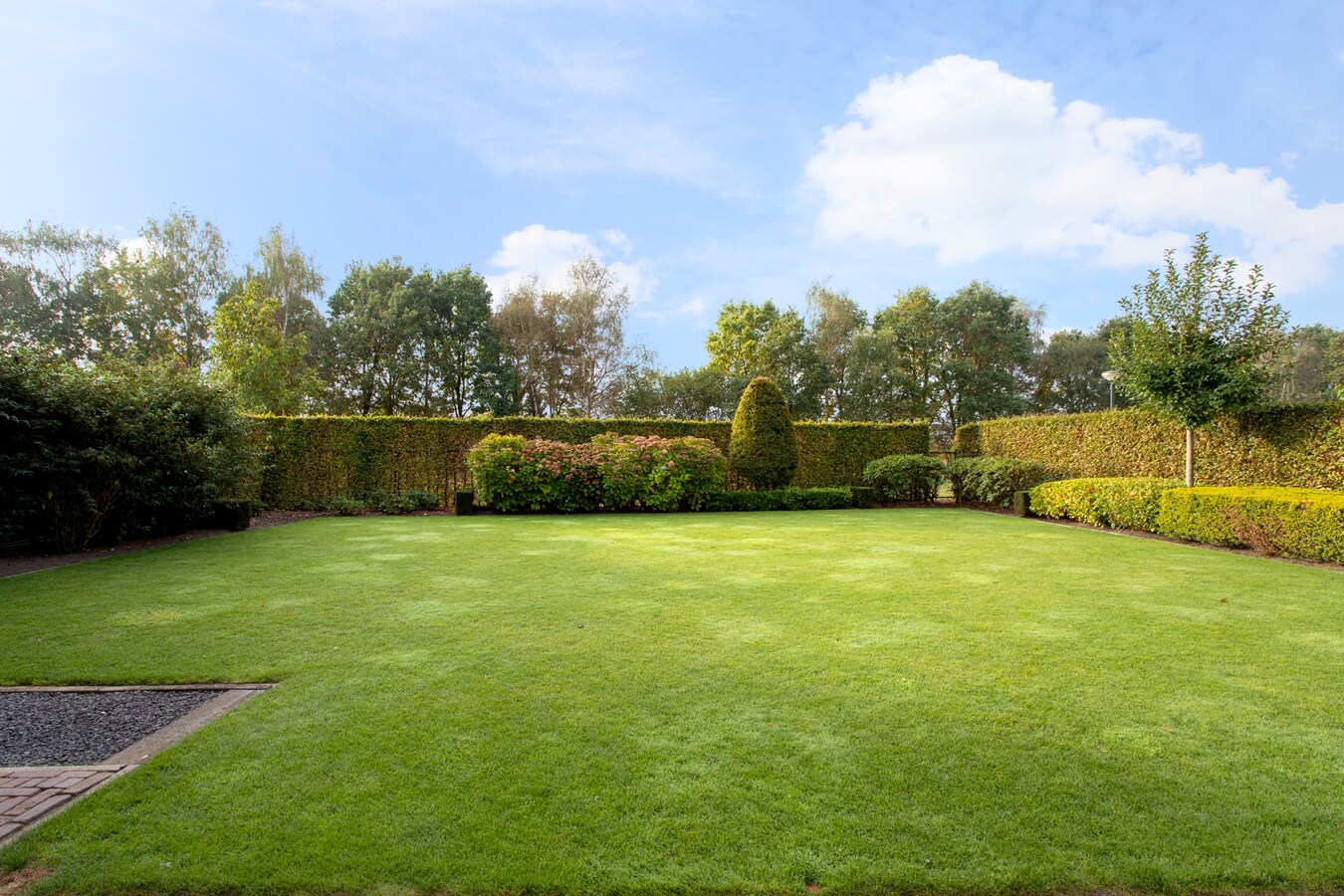 Unieke, onder architectuur gebouwde villawoning met luxe afwerking en prachtig uitzicht op het buitengebied. 