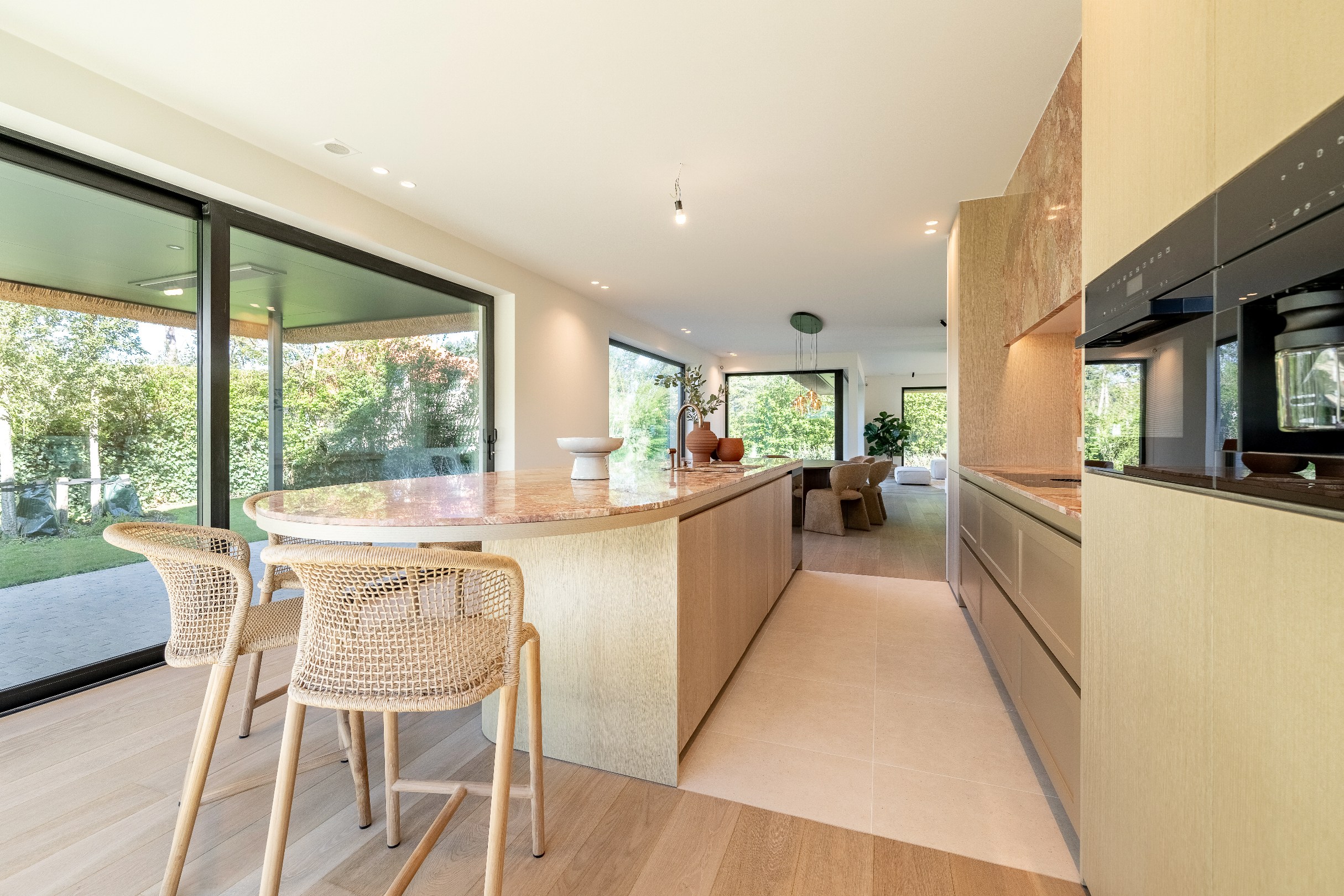 Indrukwekkende nieuwbouwvilla in hartje Zoute op enkele passen van de golf te Knokke. 