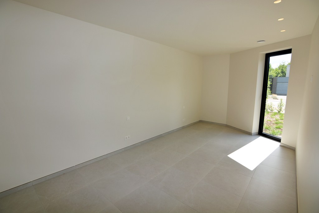 Gelijkvloers nieuwbouwappartement 124 m² met 2 slpk, tuintje en 2 autostandplaatsen. 
