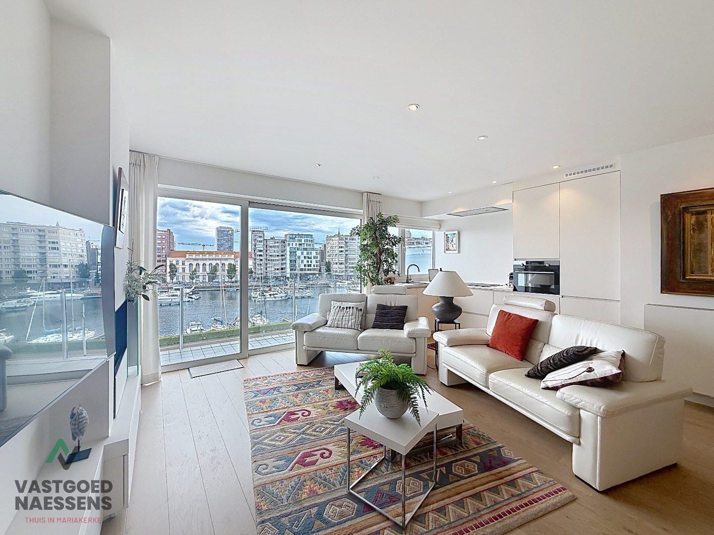 Magnifique appartement rénové de 2 chambres avec terrasse et vue sur le port. 