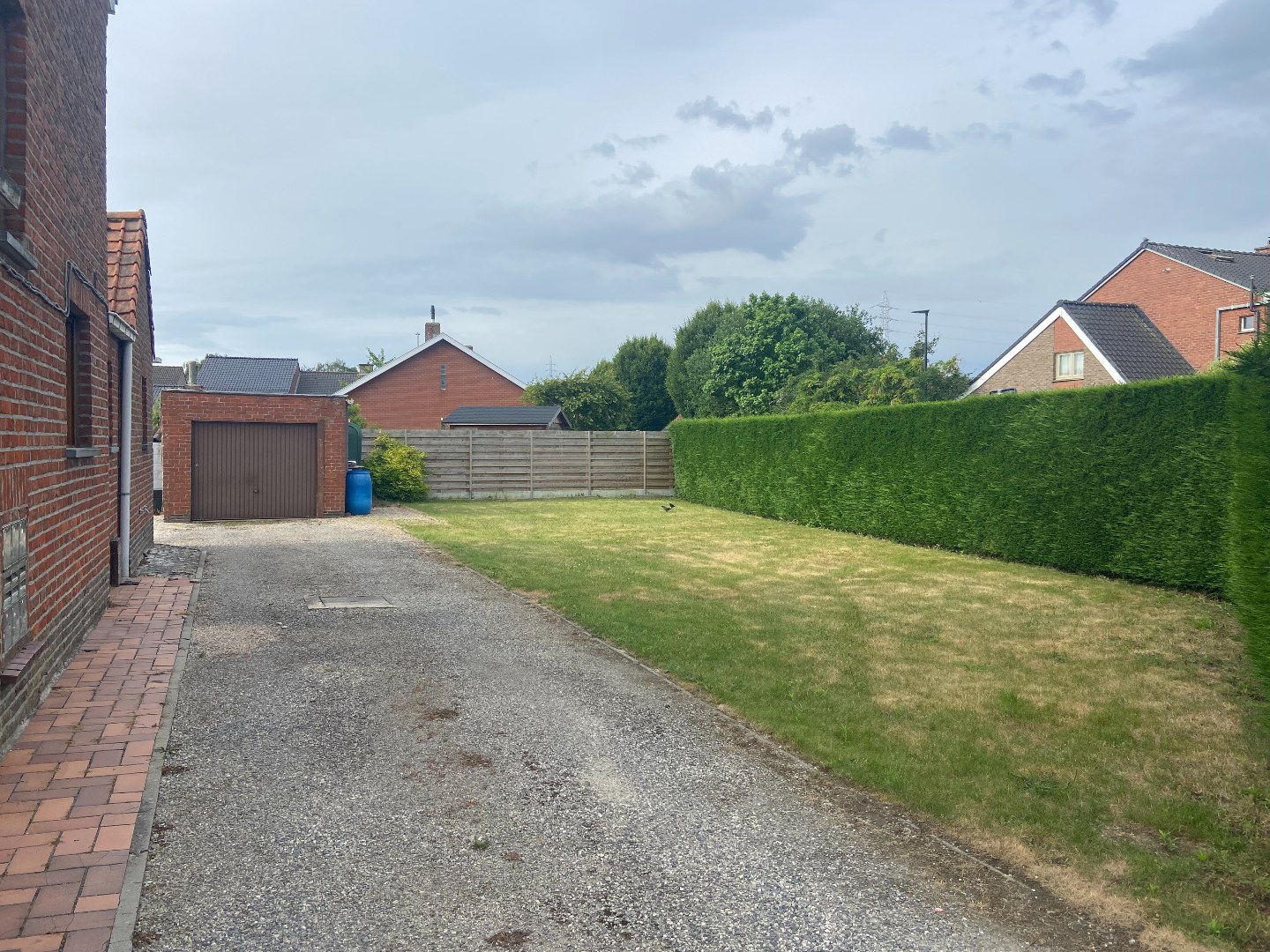 Degelijke halfopen bebouwing met groot potentieel op mooi hoekperceel van 524 m²! 