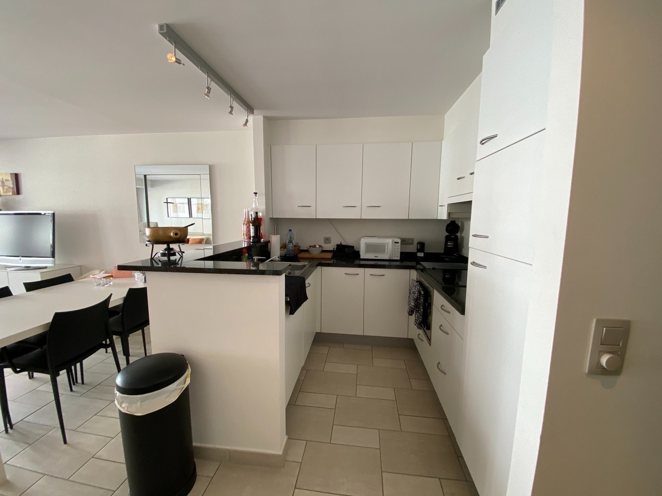 GEMEUBELD - Super gelegen en perfect onderhouden appartement, gelegen in de Van Bunnenlaan. 