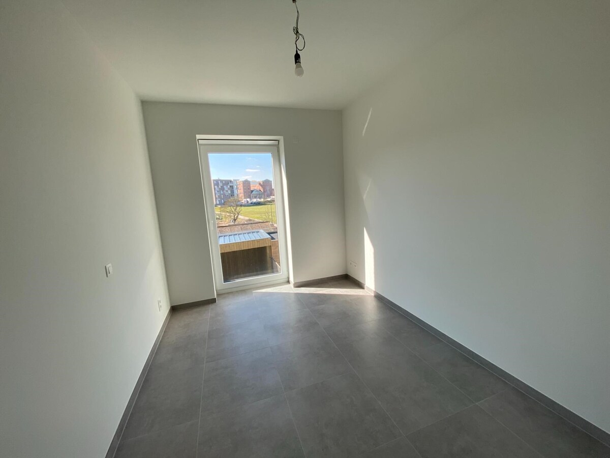 Uitstekend gelegen nieuwbouwwoning met autostaanplaats en fietsenberging 