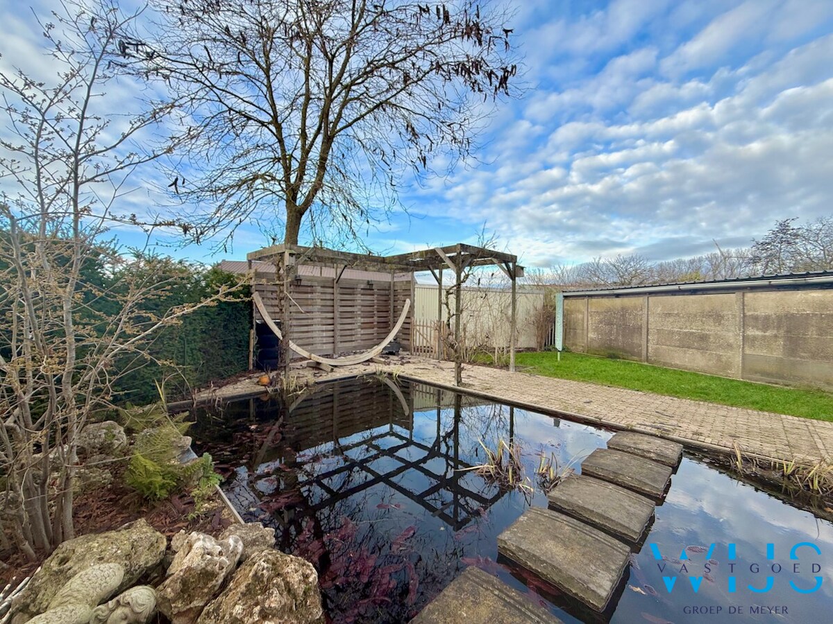 Gelijkvloers appartement met tuin en garage te OOSTEEKLO ! 