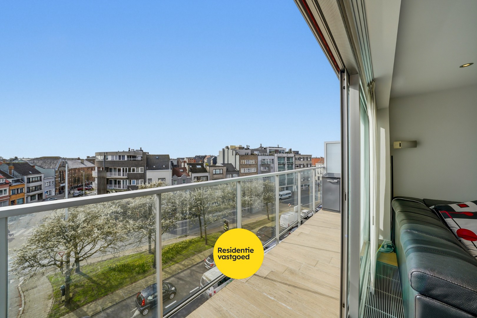 Ruim appartement met 3 slaapkamers, 2 terrassen, garage en staanplaats in Oostende 