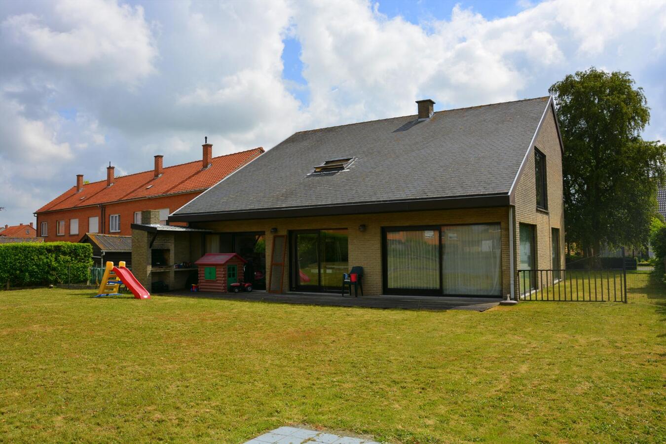 Ruime villa met zonnige tuin en 4 of 5 slaapkamers 