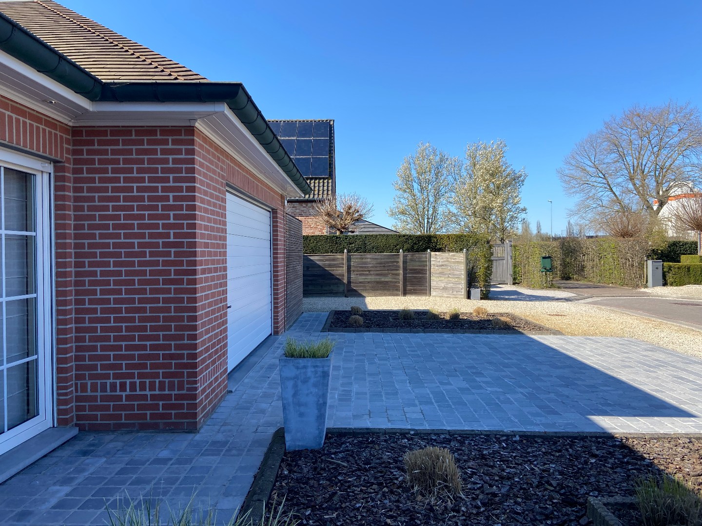 Zeer goed onderhouden ruime villa met tuin op topligging te Sint-Eloois-Vijve! 